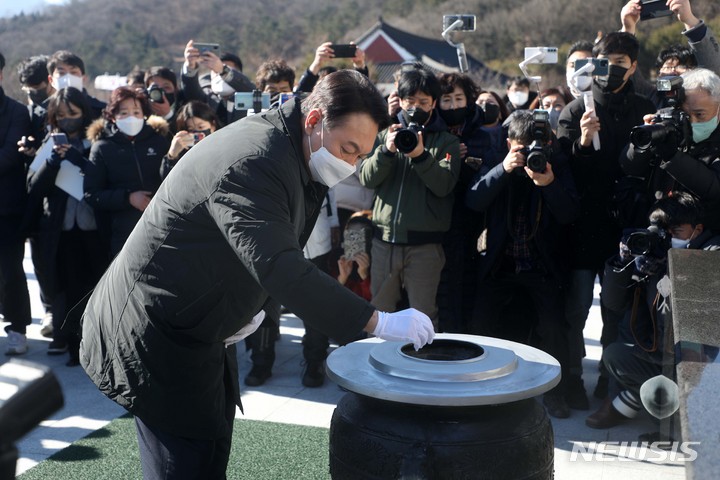 [창원=뉴시스] 김선웅 기자 = 윤석열 국민의힘 대선 후보가 14일 경남 창원시 국립 3.15 민주묘지에서 참배하고 있다. 2022.01.14. mangusta@newsis.com