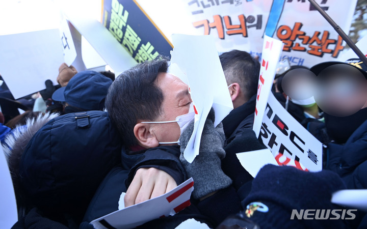 [서울=뉴시스] 국회사진기자단 = 김기현 국민의힘 원내대표 등이 14일 윤석열 대선 후보 부인 김건희씨의 7시간 통화 녹취록을 보도할 예정인 서울 마포구 MBC를 항의 방문, 시민단체 회원 등과 대치하고 있다. 2022.01.14. photo@newsis.com