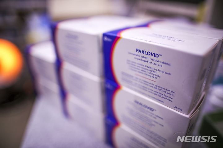 [서울=뉴시스] 정병혁 기자 = 14일 서울시내 한 약국에 경구용 코로나19 치료제 '팍스로비드'가 놓여있다. 2022.01.14. jhope@newsis.com