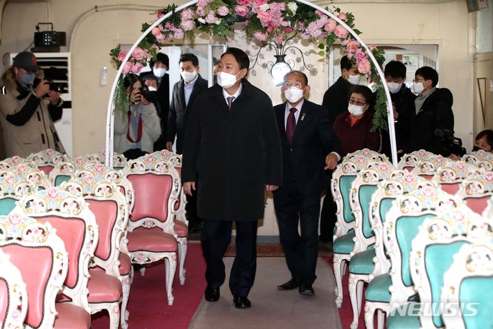 [창원=뉴시스] 김선웅 기자 = 윤석열 국민의힘 대선 후보가 14일 경남 창원시 마산합포구에 위치한 신신예식장을 방문해 무료 예식 봉사로 잘 알려진 백낙삼·최필순 부부와 만남을 갖고 있다. 2022.01.14. mangusta@newsis.com