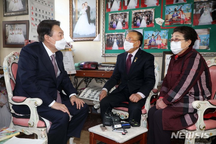 [창원=뉴시스] 김선웅 기자 = 윤석열 국민의힘 대선 후보가 14일 경남 창원시 마산합포구에 위치한 신신예식장을 방문해 무료 예식 봉사로 잘 알려진 백낙삼·최필순 부부와 만남을 갖고 있다. 2022.01.14. mangusta@newsis.com