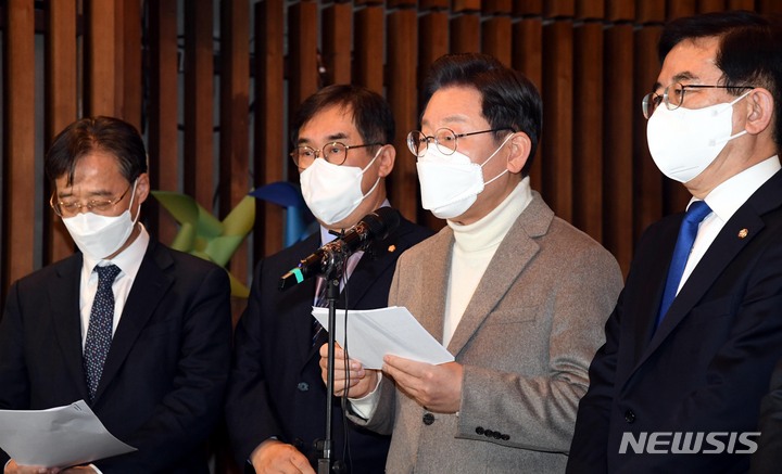 [인천=뉴시스] 국회사진기자단 = 이재명 더불어민주당 대선 후보가 14일 인천 중구 꿈베이커리에서 인천 정책공약을 발표하고 있다. 2022.01.14. photo@newsis.com