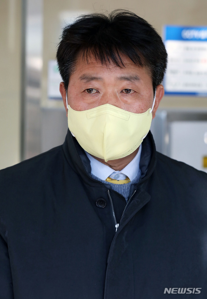 [고양=뉴시스] 홍효식 기자 = 정의당 여영국 대표가 14일 오후 선거운동을 중단하고 칩거에 들어간 심상정 대선 후보의 경기도 고양시 자택을 방문해 심 후보와 만난 뒤 취재진 질문에 답하고 있다. 2022.01.14. yesphoto@newsis.com