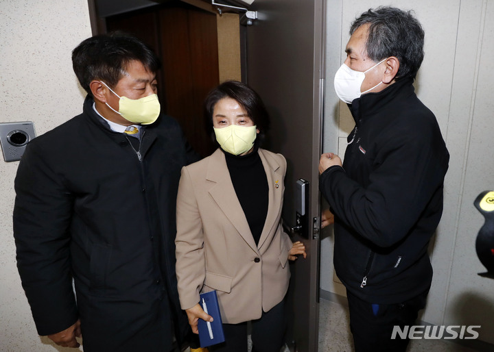 [고양=뉴시스] 홍효식 기자 = 정의당 여영국 대표와 이은주 의원이 14일 오후 선거운동을 중단하고 칩거에 들어간 심상정 대선 후보의 경기도 고양시 자택을 방문해 심 후보와 만난 뒤 나오고 있다. 오른쪽은 심 후보 남편 이승배 씨. 2022.01.14. yesphoto@newsis.com