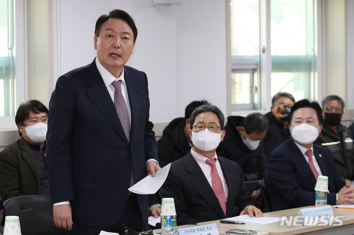 [창원=뉴시스] 김선웅 기자 = 윤석열 국민의힘 대선 후보가 14일 오후 경상남도 창원시 마산회원구 봉암공단회관에서 열린 봉암공단 기업협의회 간담회에 참석해 인사말을 하고 있다. 2022.01.14. mangusta@newsis.com