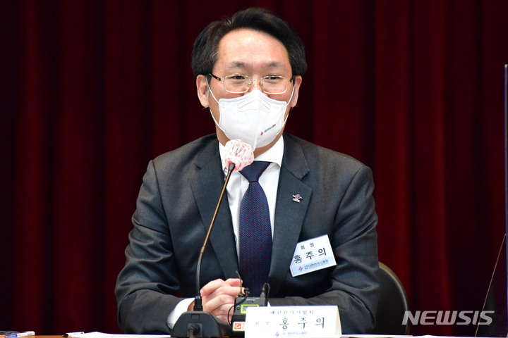 [서울=뉴시스] 국회사진기자단 = 홍주의 대한한의사협회 회장이 14일 서울 강서구 대한한의사협회에서 열린 안철수 국민의당 대선 후보 정책간담회에서 인사말을 하고 있다. 2022.01.14. photo@newsis.com