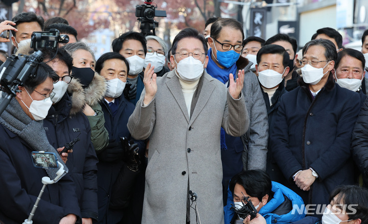[인천=뉴시스] 국회사진기자단 = 이재명 더불어민주당 대선 후보가 14일 인천 부평 문화의거리를 방문해 연설하고 있다. 2022.01.14. photo@newsis.com