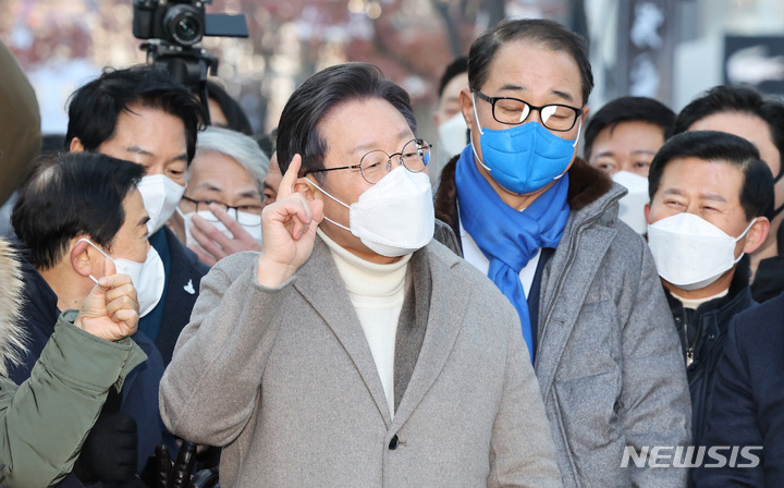 [인천=뉴시스] 국회사진기자단 = 이재명 더불어민주당 대선 후보가 지난 14일 인천 부평 문화의거리를 방문해 연설하고 있다. 2022.01.14. photo@newsis.com