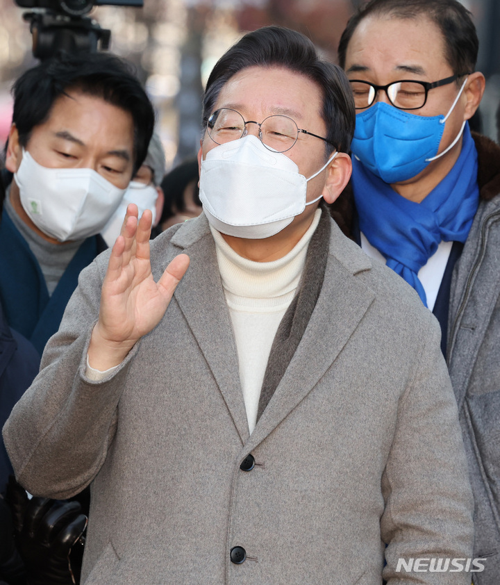 [인천=뉴시스] 국회사진기자단 = 이재명 더불어민주당 대선 후보가 14일 인천 부평 문화의거리를 방문해 연설하고 있다. 2022.01.14. photo@newsis.com