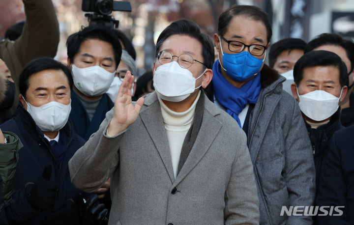 [인천=뉴시스] 국회사진기자단 = 이재명 더불어민주당 대선 후보가 14일 인천 부평 문화의거리를 방문해 연설하고 있다. 2022.01.14. photo@newsis.com