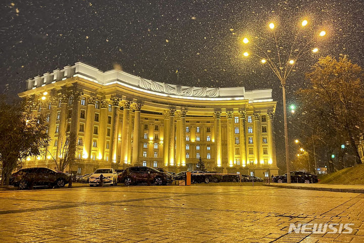 [키이우=AP/뉴시스]러시아가 우크라이나를 침공하기 전인 지난해 1월 러시아 해커들의 공격으로 우크라이나 주요 부서들의 웹사이트가 마비됐었다. 사진은 지난 1월 눈이 내리는 밤의 우크라이나 외교부 청사 모습. 러시아 대외정보국 관련 해커그룹이 마이크로소프트사를 해킹했다. 2024.1.20.