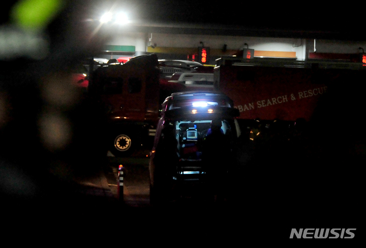 [광주=뉴시스] 김혜인 기자 = 구조당국이 14일 오후 광주 서구 신축아파트 붕괴현장에서 발견된 실종자 1명을 이송하기위해 대기하고 있다. 2022.01.14.hyein0342@newsis.com