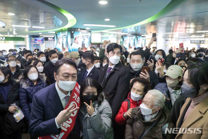 [부산=뉴시스] 김선웅 기자 = 윤석열 국민의힘 대선 후보가 14일 부산 서면을 찾아 시민들과 인사를 나누고 기념촬영을 하고 있다. (사진=윤석열 후보 캠프 제공) 2022.01.14. photo@newsis.com
