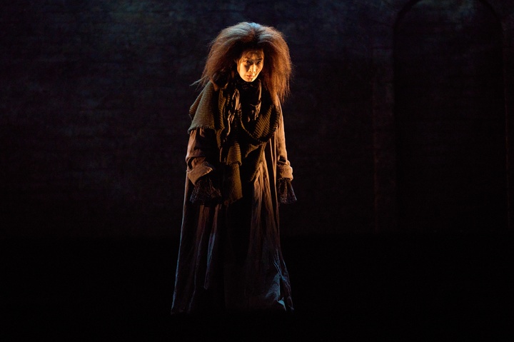 [서울=뉴시스]연극 '리차드3세' 공연 사진. '마가렛 왕비' 역의 정은혜. (사진=샘컴퍼니 제공) 2022.01.15. photo@newsis.com *재판매 및 DB 금지