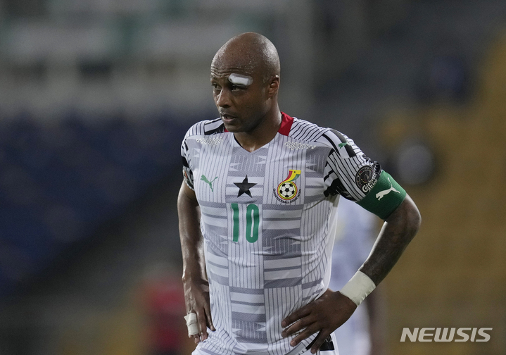 [야운데=AP/뉴시스] 가나 대표팀의 주장 안드레 아이유가 지난 1월 15일 카메룬 야운데에서 열린 가봉과 2021 아프리칸 컵 오브 네이션스(아프리칸 네이션스컵) C조 조별리그 경기에서 경기 상황을 지켜보고 있다. 2022.04.02.
