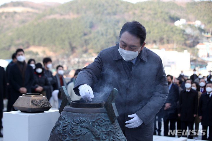 [부산=뉴시스] 김선웅 기자 = 윤석열 국민의힘 대선 후보가 15일 부산 영도구 순직선원위령탑을 찾아 참배하고 있다. 2022.01.15. mangusta@newsis.com