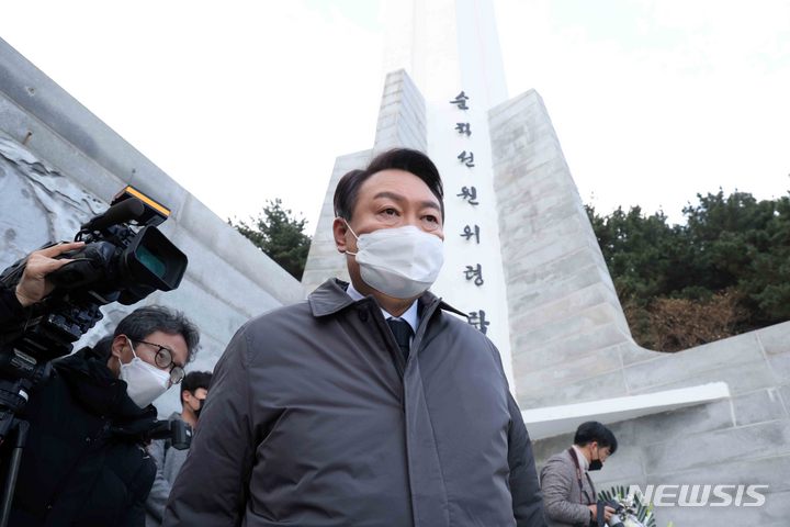 [부산=뉴시스] 김선웅 기자 = 윤석열 국민의힘 대선 후보가 15일 오전 부산 영도구 순직선원위령탑을 찾아 참배한 뒤 이동하고 있다. 2022.01.15. mangusta@newsis.com