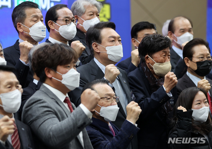 [부산=뉴시스] 김선웅 기자 = 윤석열 국민의힘 대선 후보가 15일 오전 부산 동구 부산항여객터미널 컨벤션센터에서 열린 '신해양강국 비전선포식'에서 참석자들과 기념촬영을 하고 있다. 2022.01.15. mangusta@newsis.com