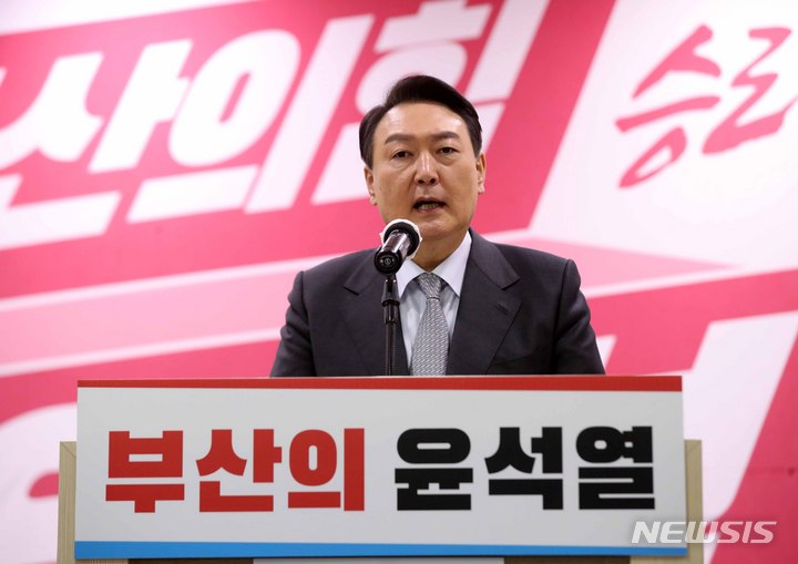 [부산=뉴시스] 김선웅 기자 = 윤석열 국민의힘 대선 후보가 15일 부산 수영구 국민의힘 부산시당에서 열린 부산 선거대책위원회 필승결의대회에서 연설을 하고 있다. 2022.01.15. mangusta@newsis.com