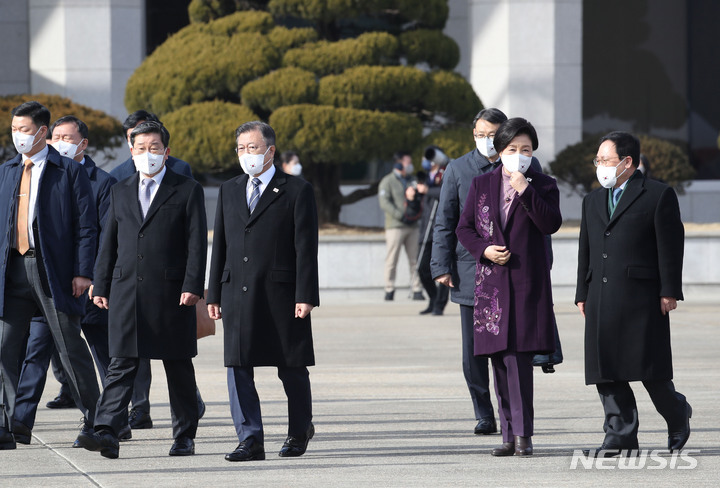 [성남=뉴시스] 김진아 기자 = 아랍에미리트(UAE), 사우디아라비아, 이집트 등 중동 3개국 6박 8일간의 순방을 위해 출국하는 문재인 대통령과 부인 김정숙 여사가 15일 오전 경기 성남시 서울공항에서 공군1호기에 탑승하기 위해 이동하고 있다. 2022.01.15. bluesoda@newsis.com