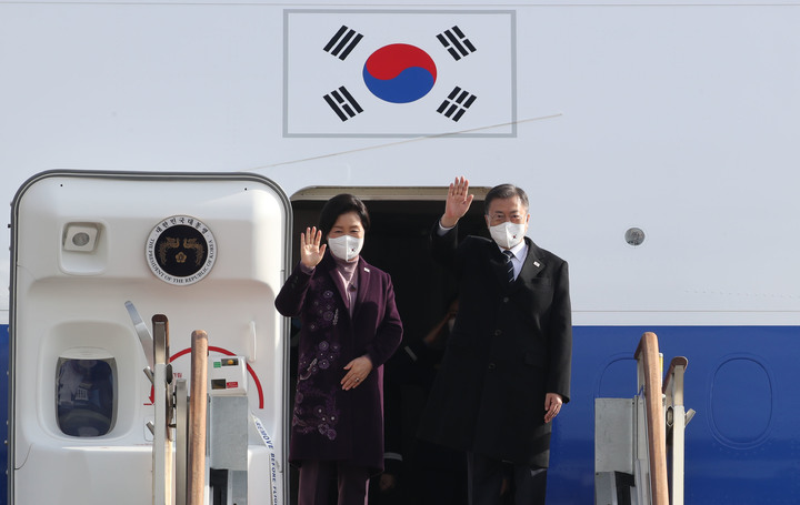 [성남=뉴시스] 김진아 기자 = 아랍에미리트(UAE), 사우디아라비아, 이집트 등 중동 3개국 6박 8일간의 순방을 위해 출국하는 문재인 대통령과 부인 김정숙 여사가 15일 오전 경기 성남시 서울공항에 도착해 공군1호기에 탑승해 손을 흔들고 있다. 2022.01.15. bluesoda@newsis.com
