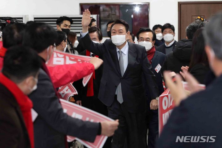 [부산=뉴시스] 김선웅 기자 = 윤석열 국민의힘 대선 후보가 15일 부산 수영구 국민의힘 부산시당에서 열린 부산 선거대책위원회 필승결의대회에 참석하고 있다. 2022.01.15. mangusta@newsis.com