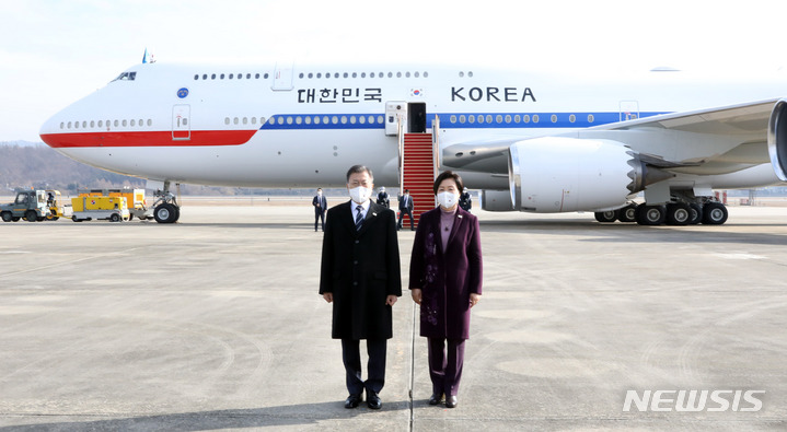 [성남=뉴시스] 전진환 기자 = 중동 3개국 순방에 나서는 문재인 대통령과 김정숙 여사가 15일 서울공항에서 신형 공군 1호기를 배경으로 기념촬영을 하고 있다. 2022.01.15. amin2@newsis.com