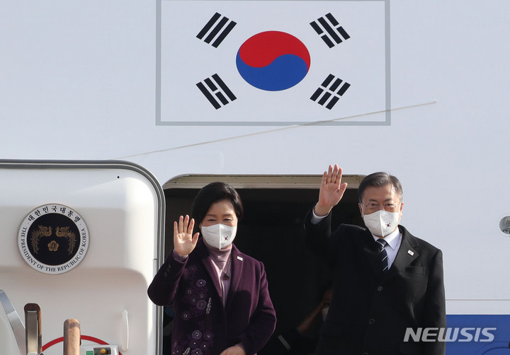 [성남=뉴시스] 김진아 기자 = 아랍에미리트(UAE), 사우디아라비아, 이집트 등 중동 3개국 6박 8일간의 순방을 위해 출국하는 문재인 대통령과 부인 김정숙 여사가 15일 오전 경기 성남시 서울공항에 도착해 공군1호기에 탑승해 손을 흔들고 있다. 2022.01.15. bluesoda@newsis.com