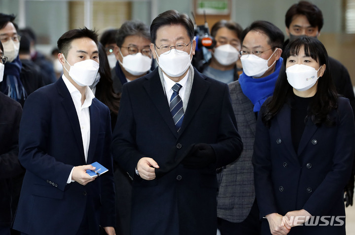 [홍천=뉴시스] 최동준 기자 = 이재명 더불어민주당 대선 후보가 15일 강원 홍천생명건강과학관을 방문해 전시 시설을 살펴보고 있다. 2022.01.15. photocdj@newsis.com