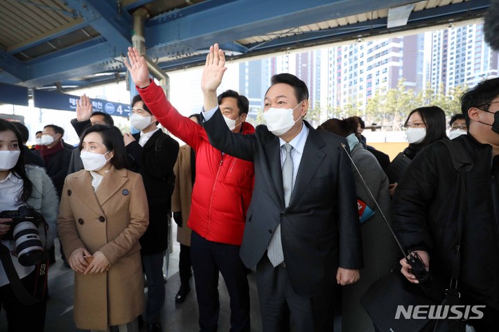 [부산=뉴시스] 김선웅 기자 = 윤석열 국민의힘 대선 후보가 15일 부산 기장군 일광역에 도착해 울산으로 향하는 동해선 광역전철을 기다리며 지지자들에게 손을 흔들며 인사하고 있다. 2022.01.15. mangusta@newsis.com