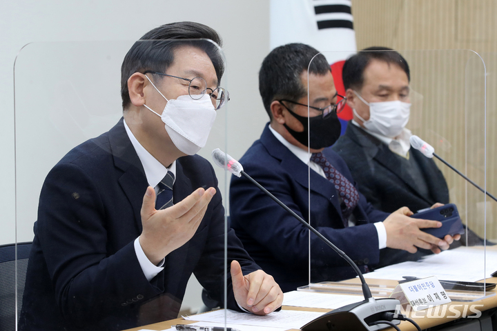 [춘천=뉴시스] 최동준 기자 = 이재명 더불어민주당 대선 후보가 15일 강원 춘천시 강원도의회에서 열린 강원도 18개 시군 번영회장 간담회에서 인사말을 하고 있다. (공동취재사진) 2022.01.15. photo@newsis.com