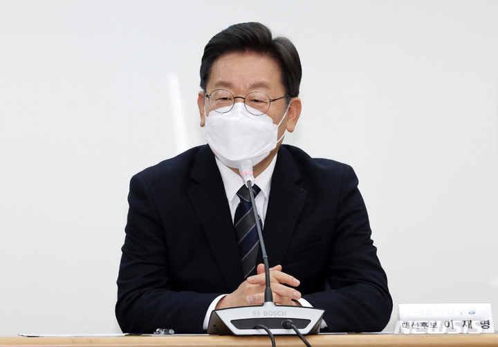 [춘천=뉴시스] 최동준 기자 = 이재명 더불어민주당 대선 후보가 15일 강원 춘천시 강원도의회에서 열린 강원도 18개 시군 번영회장 간담회에서 인사말을 하고 있다. (공동취재사진) 2022.01.15. photo@newsis.com