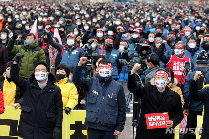[서울=뉴시스] 김병문 기자 = 양경수 민주노총 위원장 등 노조원들이 15일 오후 서울 여의도 공원에서 민주노총과 한국진보연대, 전국농민회총연맹 등 진보단체들로 구성된 전국민중행동 주최로 열린 '민중총궐기'에서 구호를 외치고 있다. 2022.01.15. dadazon@newsis.com