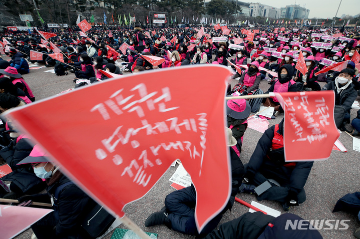 [서울=뉴시스] 김병문 기자 = 민주노총과 한국진보연대, 전국농민회총연맹 등 진보단체들로 구성된 전국민중행동이 15일 오후 서울 여의도 공원에서 열린 '민중총궐기'에서 깃발을 흔들고 있다. 2022.01.15. dadazon@newsis.com