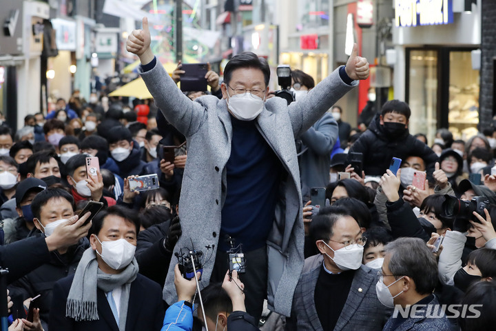 [춘천=뉴시스] 최동준 기자 = 이재명 더불어민주당 대선 후보가 15일 강원 춘천 명동거리를 방문해 시민들에게 인사하고 있다. 2022.01.15. photocdj@newsis.com