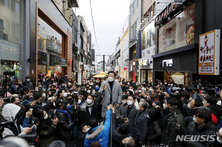[춘천=뉴시스] 최동준 기자 = 이재명 더불어민주당 대선 후보가 15일 강원 춘천 명동거리를 방문해 연설하고 있다. 2022.01.15. photocdj@newsis.com