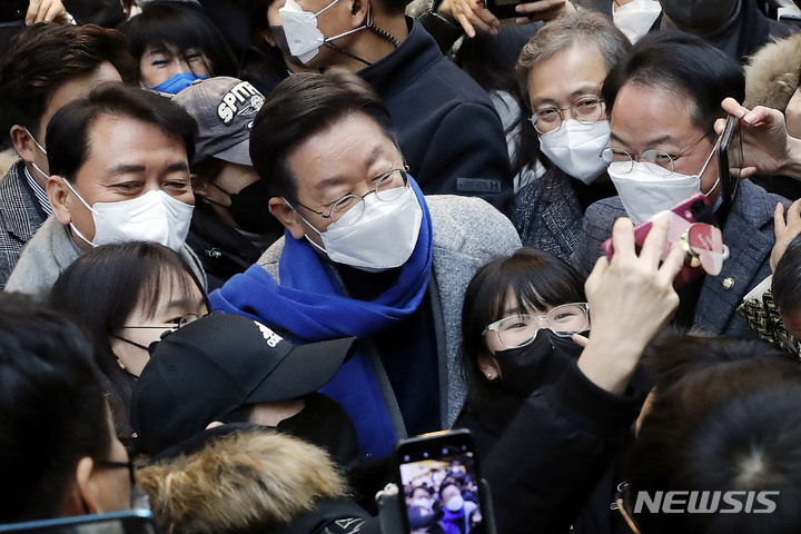 [춘천=뉴시스] 최동준 기자 = 이재명 더불어민주당 대선 후보가 15일 강원 춘천 명동거리를 방문해 시민들과 기념촬영을 하고 있다. 2022.01.15. photocdj@newsis.com