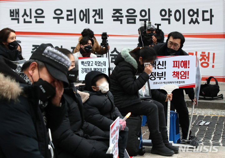 [서울=뉴시스] 코로나19 백신피해자가족협의회(코백회) 등 백신 접종후 사망자 유가족들이 지난 1월15일 오후 서울 청계광장에서 열린 제9회 추모식 및 촛불집회에서 오열하고 있다. 이들은 정부의 백신 안전성 재검토, 피해보상 전문위원회 심의과정 공개, 백신 피해자 특별법 제정 등을 촉구했다. 2022.01.15. chocrystal@newsis.com