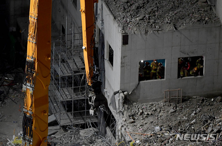[광주=뉴시스] 변재훈 기자 = 15일 오후 광주 서구 화정동 현대산업개발 신축 아파트 붕괴 사고 현장에서 대형 중장비를 동원한 야간 수색 작업이 펼쳐지고 있다. 지난 11일 붕괴 이후 닷새째를 맞이한 이날까지 이 사고로 1명이 숨지고 5명이 실종됐다. 2022.01.15. wisdom21@newsis.com