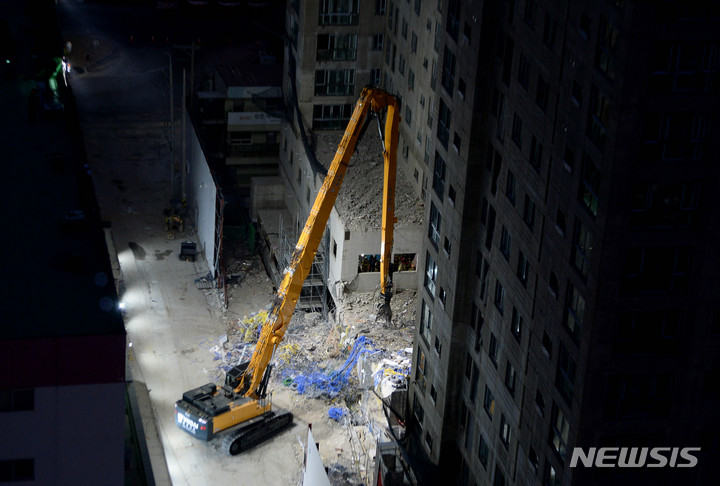 [광주=뉴시스] 변재훈 기자 = 15일 오후 광주 서구 화정동 현대산업개발 신축 아파트 붕괴 사고 현장에서 대형 중장비를 동원한 야간 수색 작업이 펼쳐지고 있다. 지난 11일 붕괴 이후 닷새째를 맞이한 이날까지 이 사고로 1명이 숨지고 5명이 실종됐다. 2022.01.15. wisdom21@newsis.com
