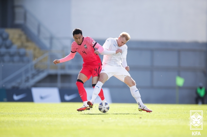 [서울=뉴시스] 조수정 기자 = 15일 터키 안탈리아 마르단스타디움에서 열린 남자 축구 A대표팀 대한민국 대 아이슬란드 친선경기에서 한국 박지수가 볼다툼 하고 있다. (사진=대한축구협회 제공) 2022.01.15. chocrystal@newsis.com *재판매 및 DB 금지