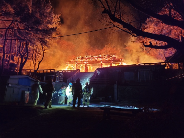 [부산=뉴시스] 16일 오전 부산 영도구의 한 사찰에서 원인이 밝혀지지 않은 불이 났다. 2022.01.16. (사진=부산경찰청 제공). photo@newsis.com *재판매 및 DB 금지