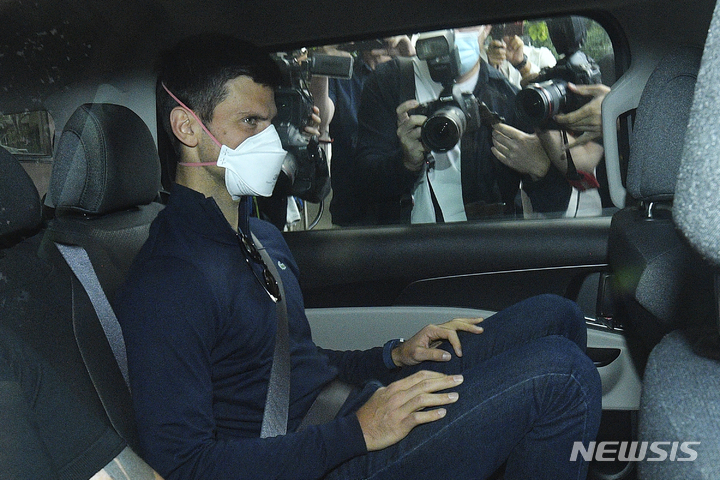 [멜버른=AP/뉴시스] 세르비아 테니스 선수 노박 조코비치가 16일(현지시간) 호주 멜버른에 위치한 자신의 변호사 사무실을 나서고 있다. 2022.01.17.