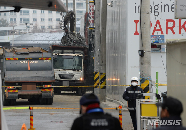 [광주=뉴시스] 변재훈 기자 = 광주 현대산업개발 신축아파트 붕괴 엿새째인 16일 오전 광주 서구 화정동 붕괴 사고 현장에서 대형 중장비를 동원한 수색 작업이 펼쳐지고 있다. 지난 11일 붕괴 이후 엿새째인 이날까지 이 사고로 1명이 숨지고 5명이 실종됐다. 2022.01.16. wisdom21@newsis.com