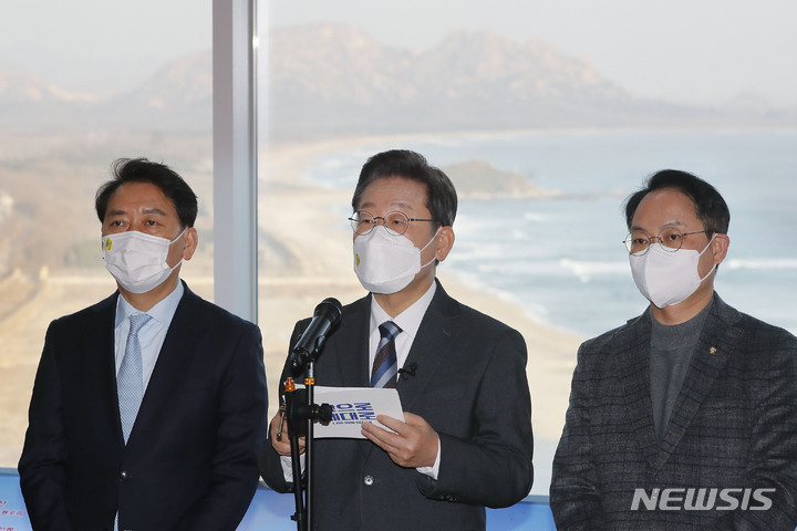 [고성=뉴시스] 최동준 기자 = 이재명 더불어민주당 대선 후보가 16일 강원 고성군 통일전망대를 방문해 강원지역 공약발표 기자회견을 하고 있다. 2022.01.16. photocdj@newsis.com