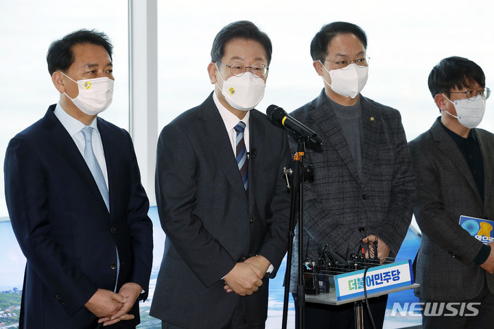 [고성=뉴시스] 최동준 기자 = 이재명 더불어민주당 대선 후보가 16일 강원 고성군 통일전망대를 방문해 강원지역 공약발표 기자회견을 마치고 취재진 질문에 답변하고 있다. 2022.01.16. photocdj@newsis.com