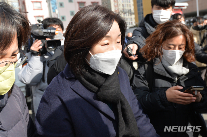 [광주=뉴시스] 김혜인 기자 = 정의당 심상정 대선후보가 16일 광주 서구 현대아이파크 붕괴 현장을 찾아 사고 현장을 둘러본 후 이동하고 있다. 2022.01.16.hyein0342@newsis.com