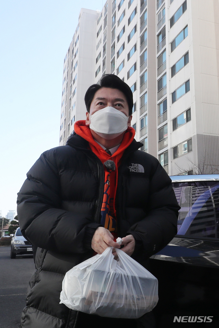 [부천=뉴시스] 국회사진기자단 = 안철수 국민의당 대선 후보가 16일 부천 상동의 한 음식점에서 '안철수를 팝니다' 철수마켓의 일환으로 일일 알바생으로 나서 배달을 하고 있다. 2022.01.16. photo@newsis.com