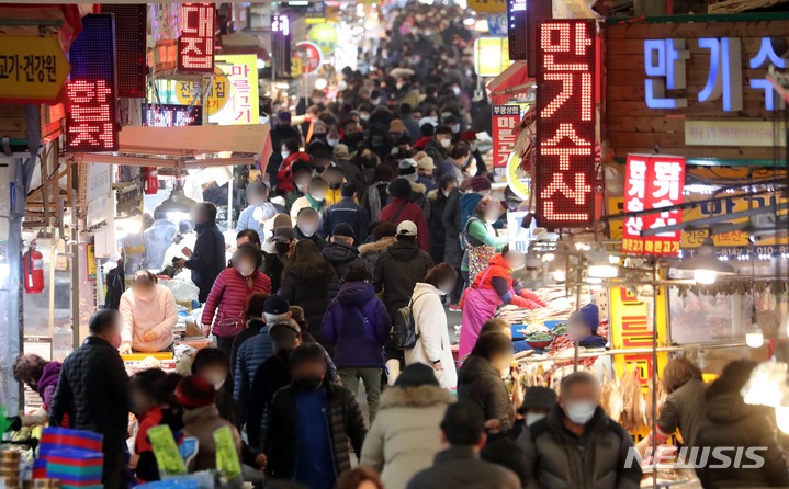 [부산=뉴시스] 하경민 기자 = 설 연휴를 2주일 가량 앞둔 16일 부산 부산진구 부전시장이 제수용품 등을 구입하러 나온 시민들로 북적이고 있다. 2022.01.16. yulnetphoto@newsis.com