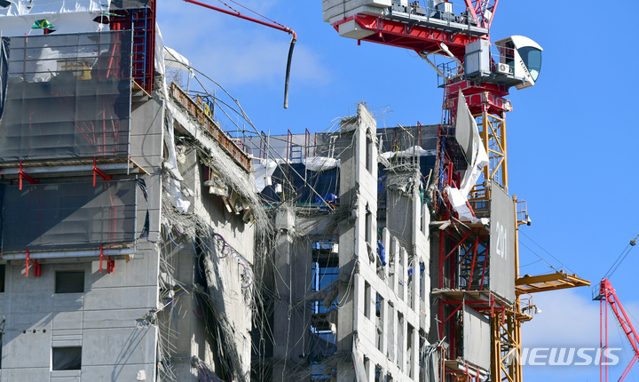 [광주=뉴시스] 류형근 기자 = 광주 서구 화정동 현대아이파크 신축 아파트 붕괴 사고 6일째인 16일 오후 공사중 붕괴된 콘크리트 구조물이 외벽에 걸쳐 있다. 2022.01.16. hgryu77@newsis.com